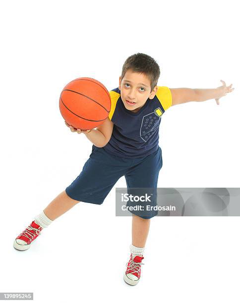 Ragazzo Giocando A Basket Isolato - Fotografie stock e altre immagini di Abbigliamento - Abbigliamento, Adolescente, Adolescenza