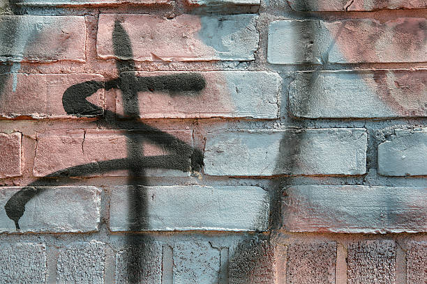 istock Alley Graffitti 1 Dollar sign 139895295