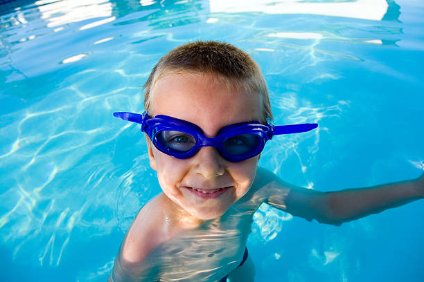 Ragazzo in piscina - foto stock