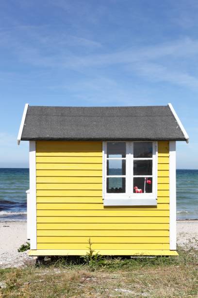 cabaña de playa de colores en aeroskobing, isla aero, dinamarca - aeroe fotografías e imágenes de stock