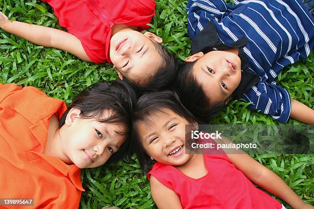 Diversión En El Parque Foto de stock y más banco de imágenes de 4-5 años - 4-5 años, Acostado, Aire libre