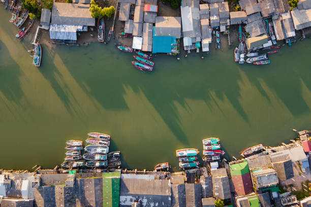 vista aérea da aldeia pescador em pak nam sichon, chumphon - chumphon - fotografias e filmes do acervo