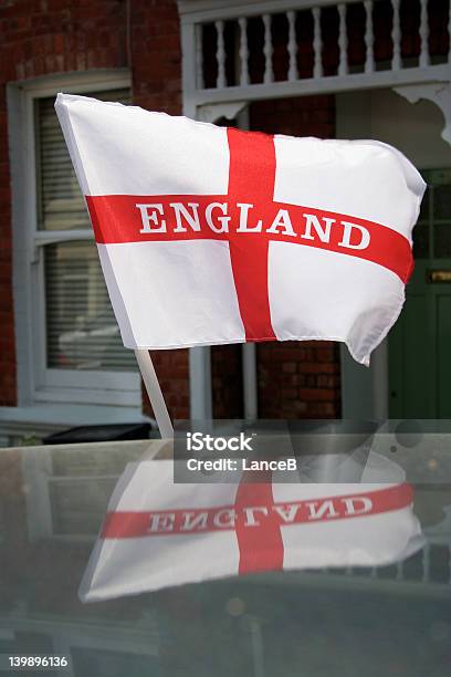 Bandera De Inglaterra Y Reflejo Foto de stock y más banco de imágenes de Asta - Palo - Asta - Palo, Azul, Bandera