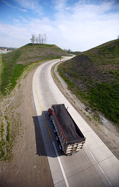 autocarro ribaltabile vista dall'alto (grandangolo - covered truck foto e immagini stock