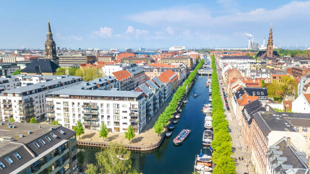 widok z drona w kopenhadze z góry, historyczny port molo nyhavn i kanał z kolorowymi budynkami i łodziami na starym mieście w kopenhadze, dania - nyhavn canal zdjęcia i obrazy z banku zdjęć