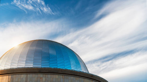 le dôme du planétarium silésien brille dans la lumière du soleil couchant. panneaux d’aluminium sur le toit du planétarium de chorzów - chorzow photos et images de collection
