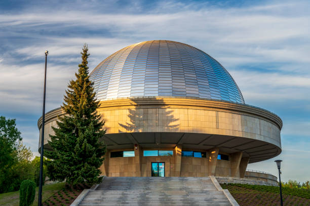 le dôme du planétarium silésien brille dans la lumière du soleil couchant. panneaux d’aluminium sur le toit du planétarium de chorzów - chorzow photos et images de collection