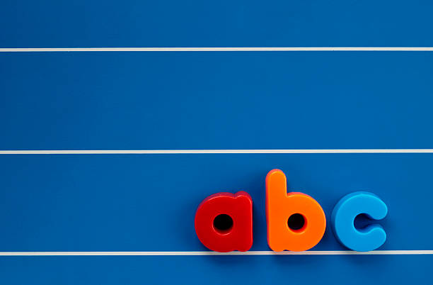 niño de cartas - alphabetical order elementary school building letter b education fotografías e imágenes de stock