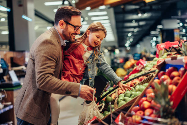 食料品店で買い物をする父と娘 - supermarket groceries shopping healthy lifestyle ストックフォトと画像
