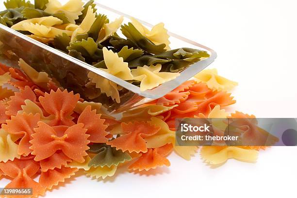Uncooked Pasta - Fotografie stock e altre immagini di Alimentazione sana - Alimentazione sana, Carboidrato - Cibo, Carboidrato - Componente di organismo vivente