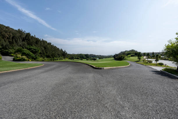 a estrada de asfalto perto do campo de golfe - driveway asphalt house residential structure - fotografias e filmes do acervo