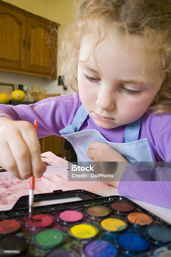 Jovem garota Pintando - Foto de stock de Aluna royalty-free