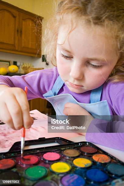 Foto de Jovem Garota Pintando e mais fotos de stock de Aluna - Aluna, Atividade Recreativa, Brincalhão