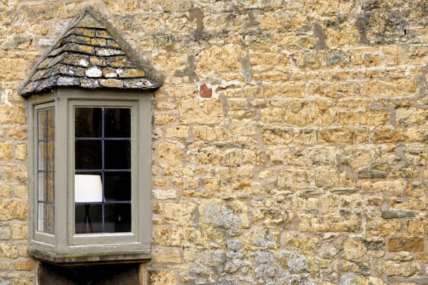 old window closeup - burford in cotswold, england - cotswold stockfoto's en -beelden