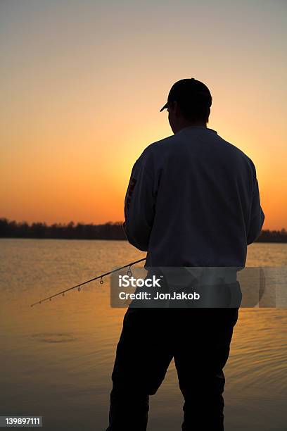 De Pesca - Fotografias de stock e mais imagens de Adolescente - Adolescente, Anoitecer, Ao Ar Livre