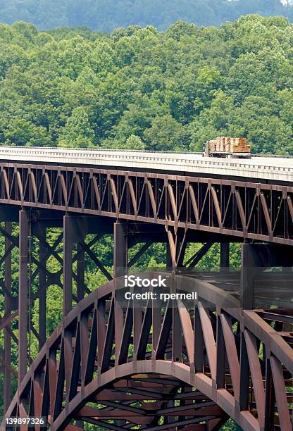 New River Bridge - Fotografie stock e altre immagini di Camion articolato - Camion articolato, Virginia - Stato USA, 18-19 anni