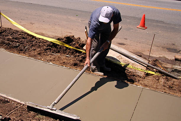 trabajador de construcción - acera fotografías e imágenes de stock