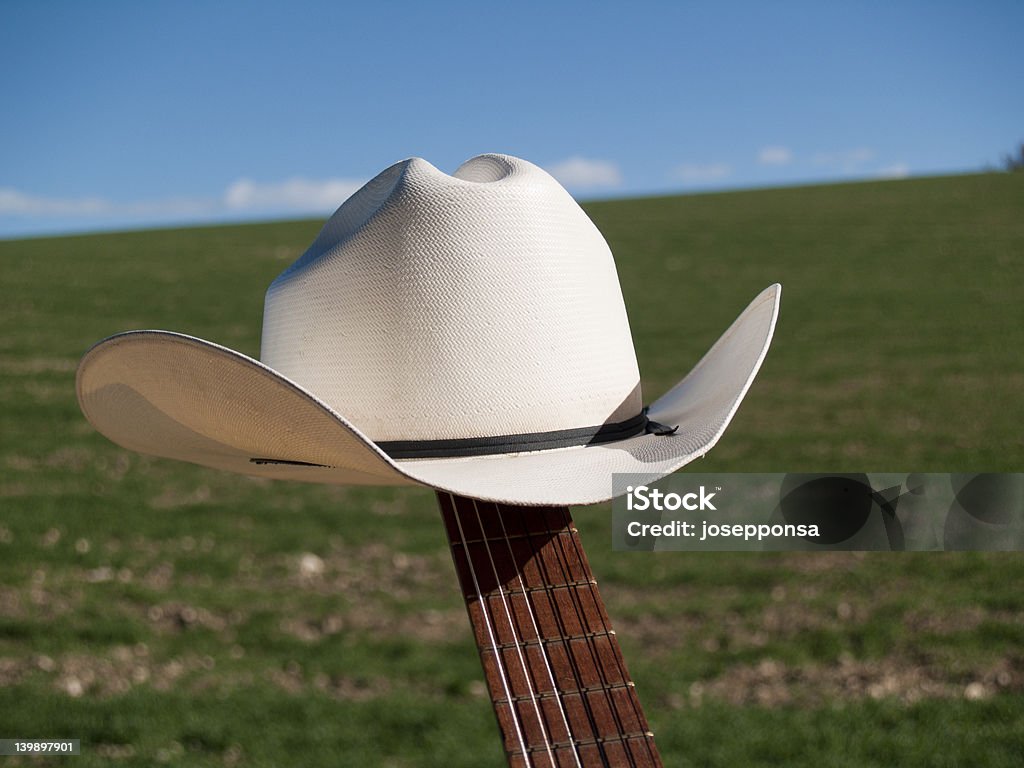 Cappello da Cowboy e collo di chitarra - Foto stock royalty-free di Cappello da cowboy