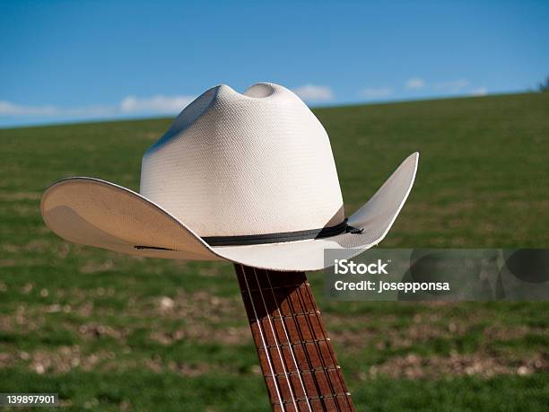 Cappello Da Cowboy E Collo Di Chitarra - Fotografie stock e altre immagini di Cappello da cowboy - Cappello da cowboy, Bianco, Ambientazione esterna