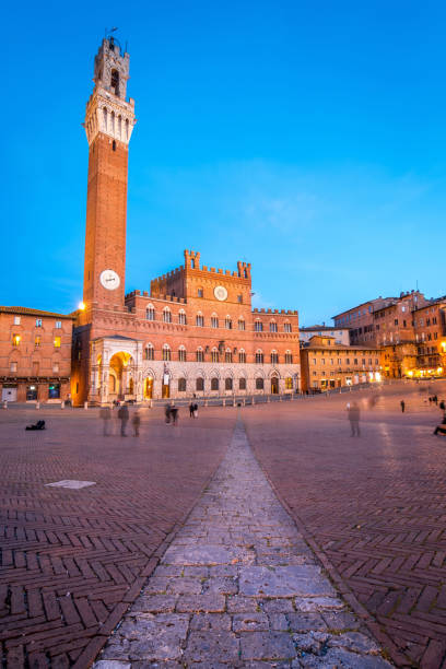 piazza del campo to słynny średniowieczny rynek miejski w centrum sieny we włoszech - palazzo pubblico zdjęcia i obrazy z banku zdjęć