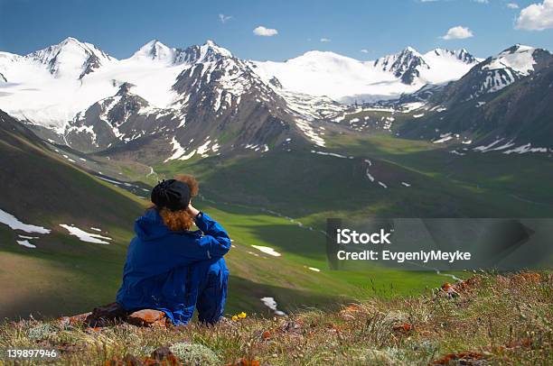 Foto de Mulher Desfrutando A Vista Para A Montanha 2 e mais fotos de stock de Adulto - Adulto, Cabeça Humana, Céu Claro