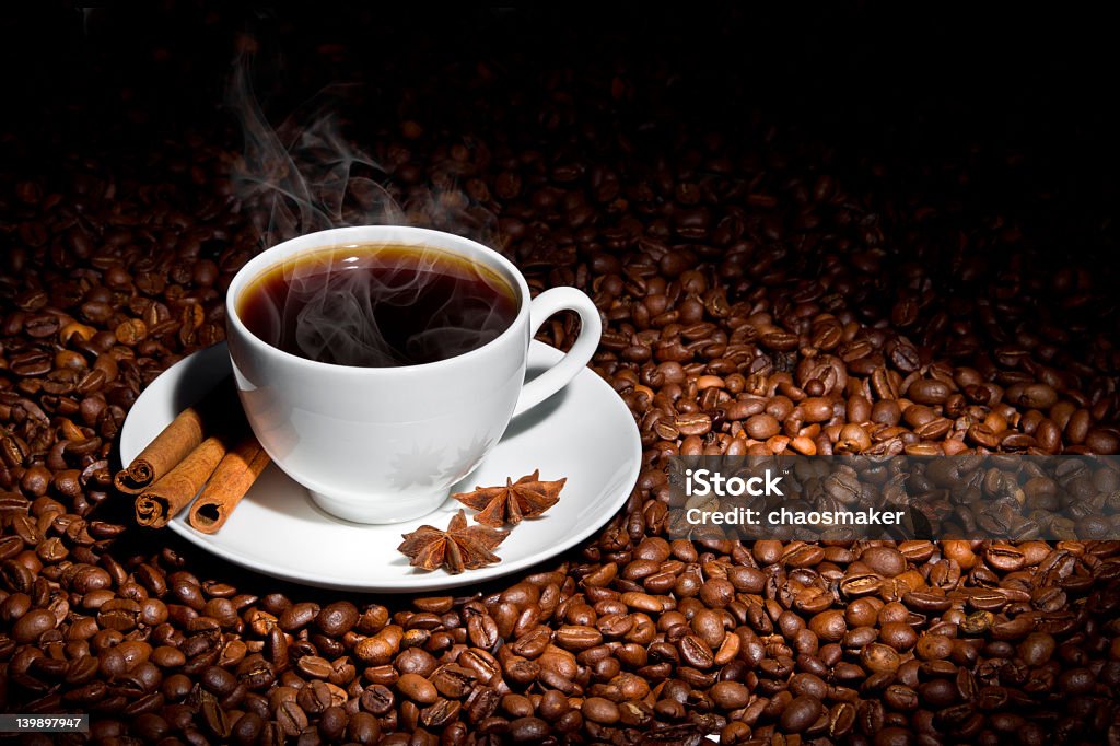 Bianco tazza di caffè caldo su chicchi - Foto stock royalty-free di A forma di stella