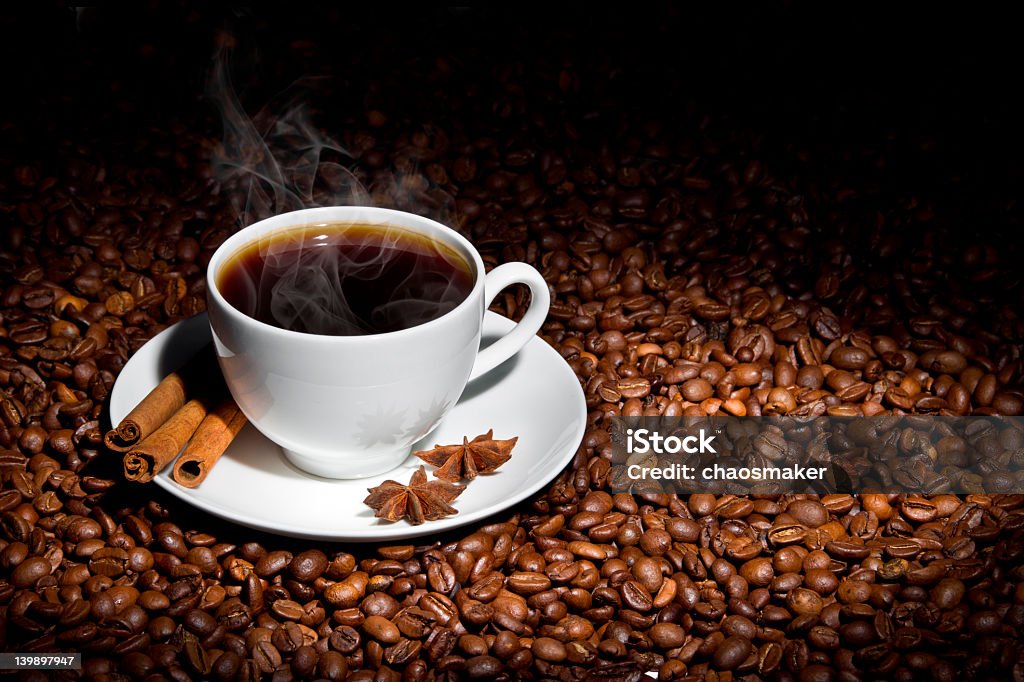 Branca Xícara de café quente em grãos - Royalty-free Amontoar Foto de stock