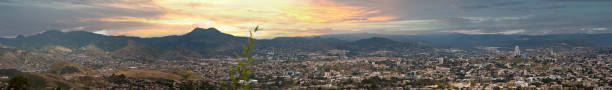 panorama de tegucigalpa - espectacular puesta de sol - tegucigalpa fotografías e imágenes de stock