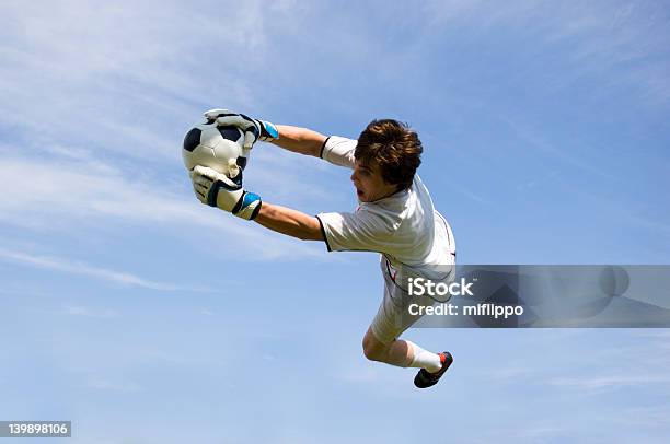 Calcio Calcio Portiere Facendo Risparmiare - Fotografie stock e altre immagini di Portiere - Posizione sportiva - Portiere - Posizione sportiva, Tuffarsi a terra, A forma di blocco