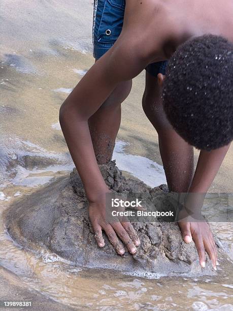 Photo libre de droit de Petit Garçon Jouant Avec Le Sable banque d'images et plus d'images libres de droit de Château de sable - Structure - Château de sable - Structure, Couleur noire, D'origine africaine