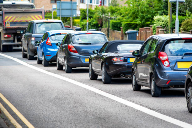 сильная пробка рядом с автобусной полосой в англии великобритания - traffic jam traffic car commuter стоковые фото и изображения