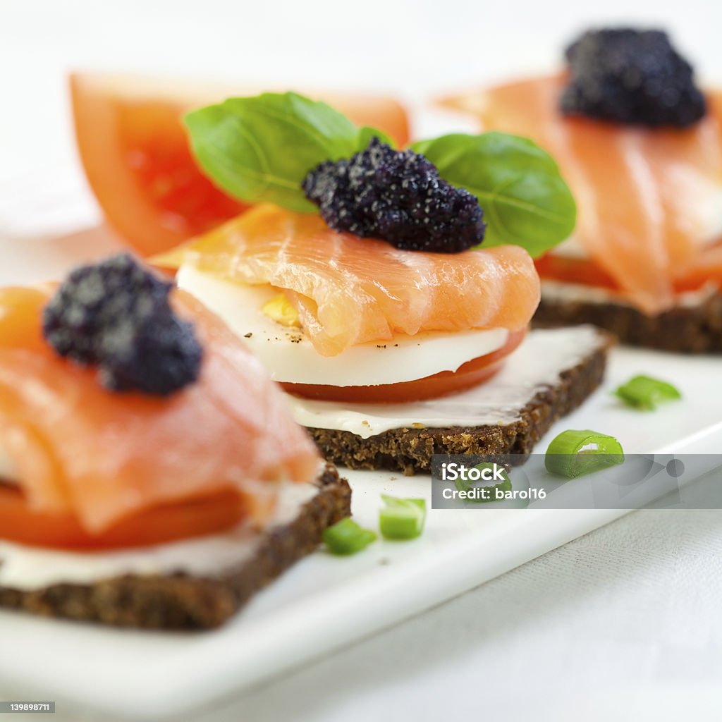 Köstliche Canapés mit Lachs oder Kaviar - Lizenzfrei Kaviar Stock-Foto