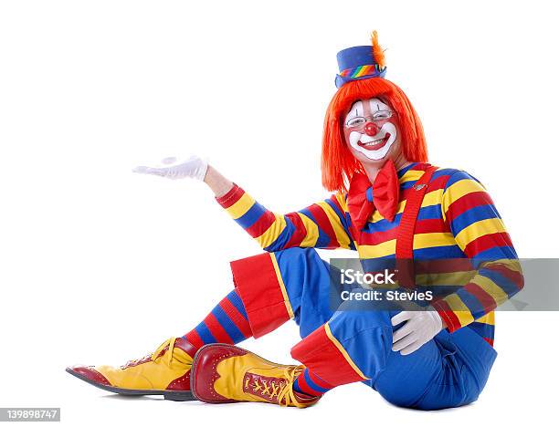 Siedzący Mężczyzna Clown Trzymając Się Jej Dłoń - zdjęcia stockowe i więcej obrazów Klaun - Klaun, Białe tło, Siedzieć