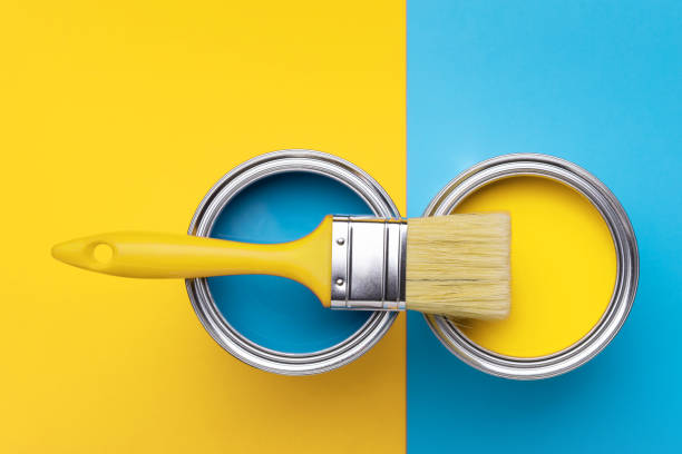 lata de tinta amarela em fundo amarelo e azul. - balde tinta - fotografias e filmes do acervo