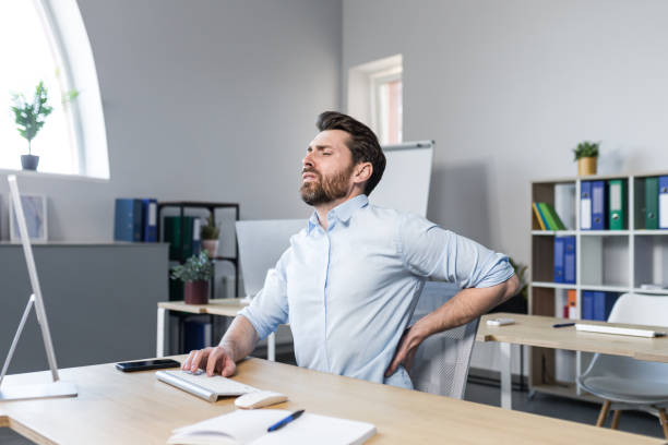 hombre de negocios en el trabajo, cansado tiene dolor de espalda severo - pain shoulder human joint cramp fotografías e imágenes de stock