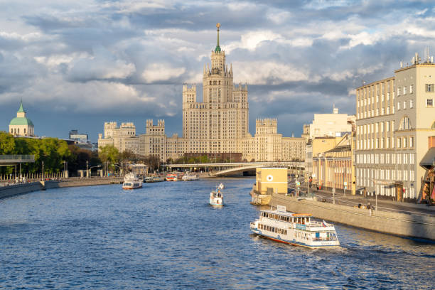 paisaje urbano de la ciudad de moscú, río moskva, barcos fluviales y el rascacielos de kotelnicheskaya stalin en moscú, rusia. - kotelnicheskaya fotografías e imágenes de stock