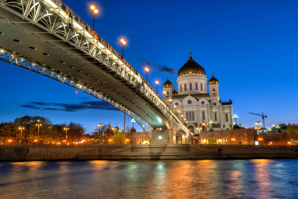 orthodox cathedral of christ saviour , moscow river and patriarchal bridge in evening. - patriarchal cross imagens e fotografias de stock