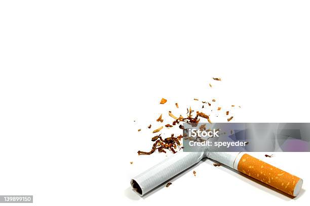Złamane Papieros - zdjęcia stockowe i więcej obrazów Rzucić palenie - Rzucić palenie, Białe tło, Papieros