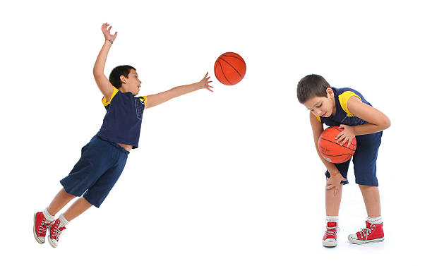 menino jogando basquete isolado - jogador cansado - fotografias e filmes do acervo