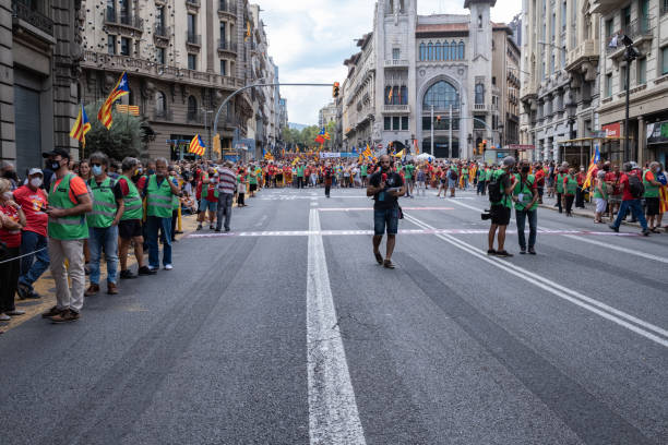 fête nationale de la catalogne, mieux connue sous le nom de diada. le défilé est sur le point de commencer. - catalonia protest journalism the media photos et images de collection