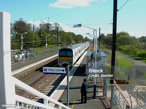 Foto de Trem Chegando À Estação e mais fotos de stock de Azul - Azul, Cabo, Cabo de alta-tensão