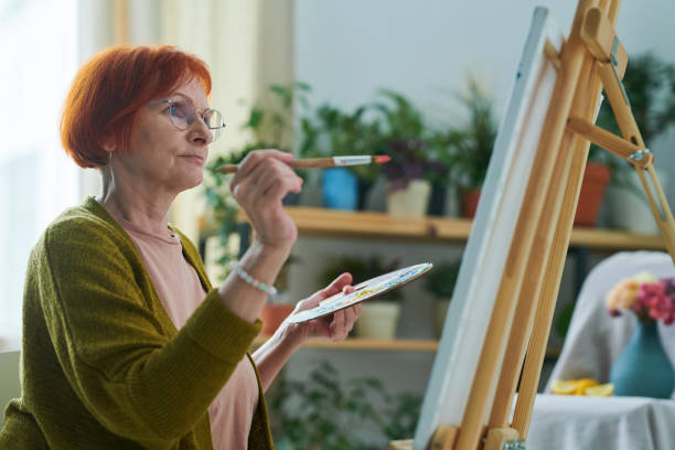 istock Senior woman painting as therapy 1398997109