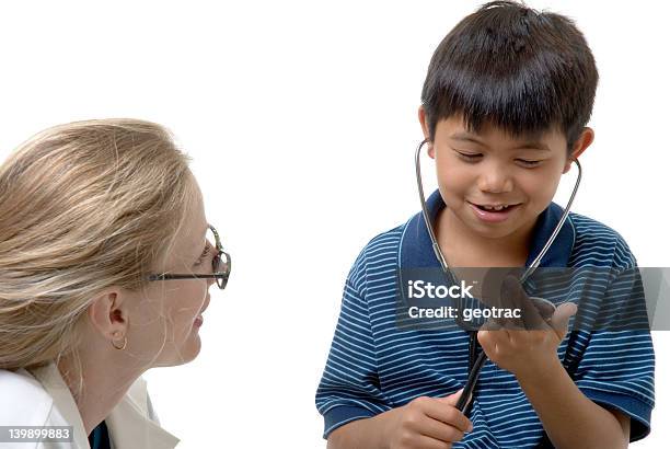 Medico Spiegando A Figlio A - Fotografie stock e altre immagini di Accudire - Accudire, Adulto, Ascoltare
