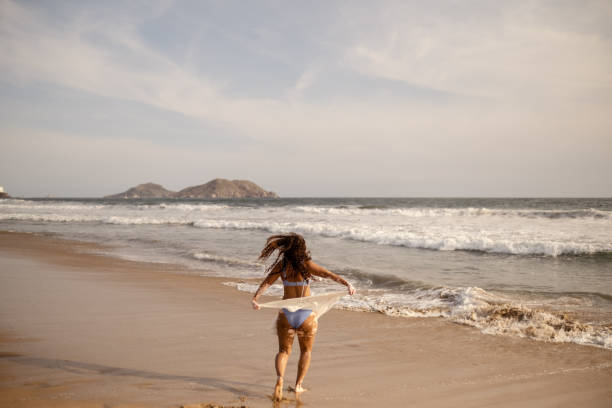 istock Young woman going to the sea 1399001141