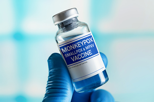 Médico con vial de la vacuna de dosis para la enfermedad de la viruela del mono (MPXV) photo