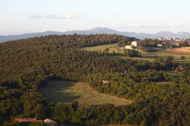 The town of Amelia stands perched on a rocky hill on whose slopes extend expanses of holm oaks and olive trees, interrupted only by the serpenting of the Tiber river.\