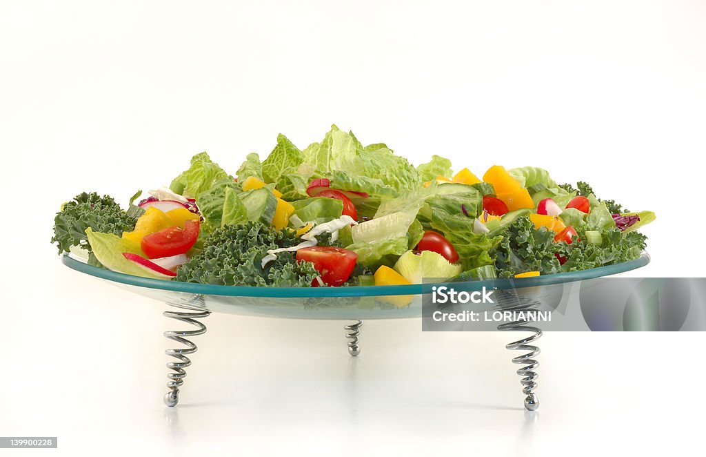 Placa de vidrio completo con verduras. Saludable ensalada mezclar. - Foto de stock de Alimento libre de derechos
