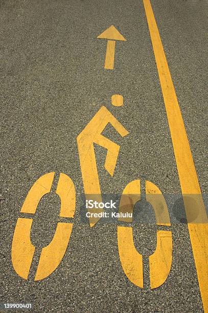 Ciclistas Desta Forma - Fotografias de stock e mais imagens de Alfalto - Alfalto, Amarelo, Bicicleta