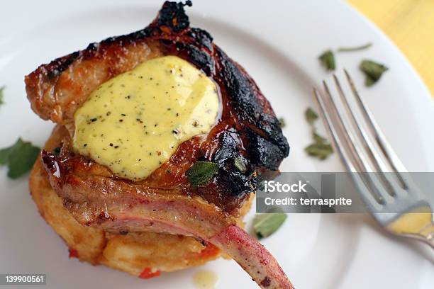 Foto de Bisteca De Porco E Mesa e mais fotos de stock de Alho e óleo - Alho e óleo, Amarelo, Carne