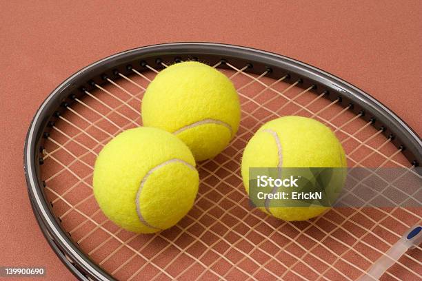 Foto de Bolas De Tênis E Raquete e mais fotos de stock de Amarelo - Amarelo, Bola, Bola de Golfe